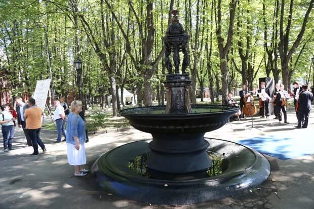 Питьевой фонтан был устроен по образцу парижских «фонтанчиков Уоллеса» / Фото: Артур Новосильцев, «Звездный бульвар»