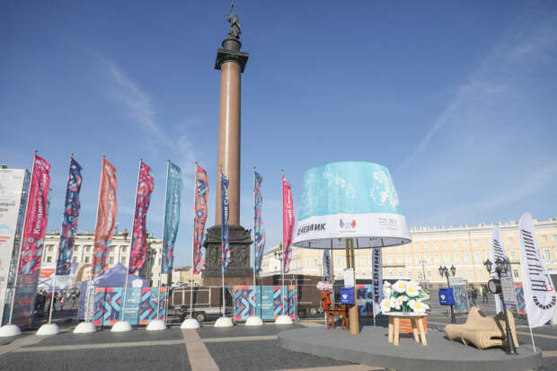 Петербуржцы рассказали о своих впечатлениях от «Литературной почты» на Дворцовой площади