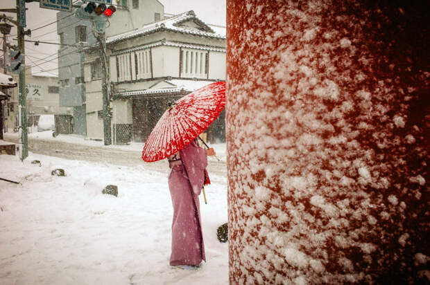 Japanese Photographer Manages To Show Bright Moments In Everyday Life In Japan