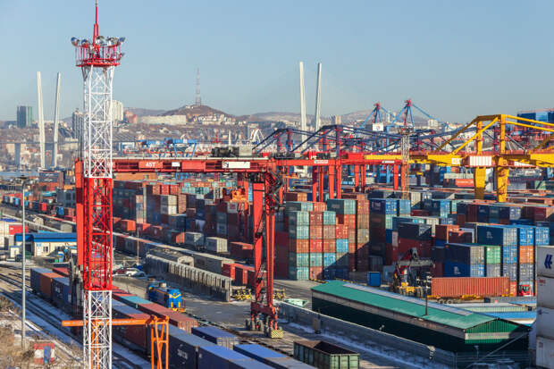 Профицит внешней торговли России резко упал