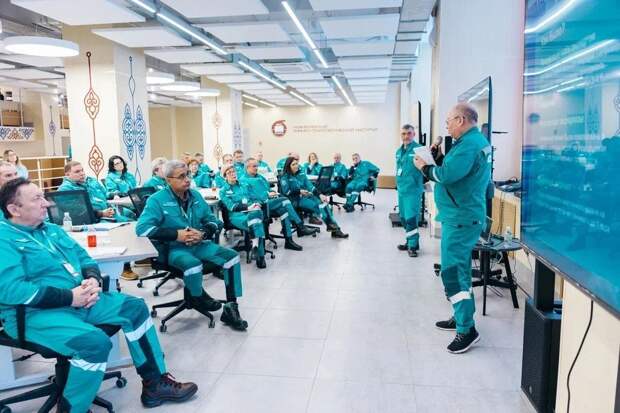 Опыт в дело: СИБУР развивает программу наставничества «Трудовое долголетие»