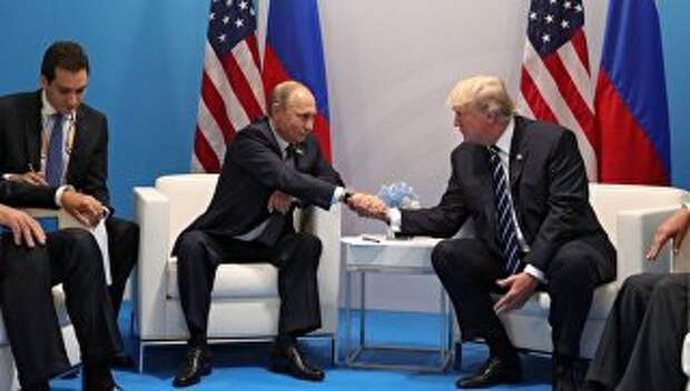 Владимир Путин и Дональд Трамп во время встречи
