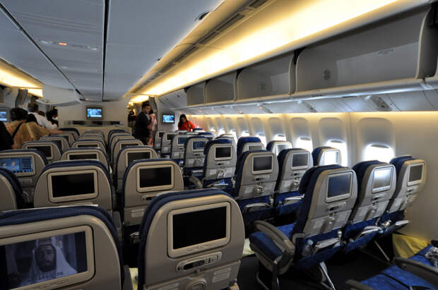 Женщина умерла во сне на плече у матери во время перелета