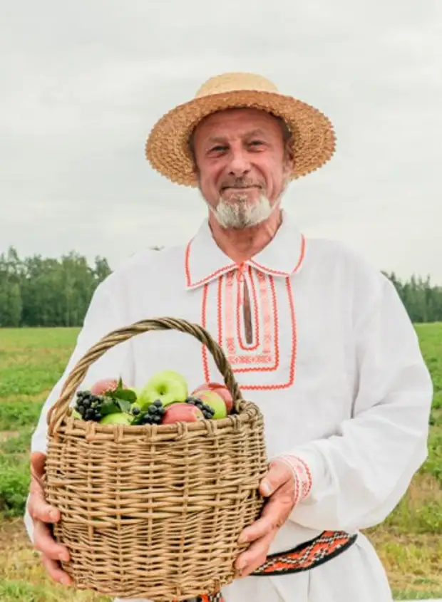 Включи спас. Яблочный спас. Яблочный спас город Валуйки. Яблочный спас лаконичные фото. Деревня яблочный спас парень и девушка модели народное.