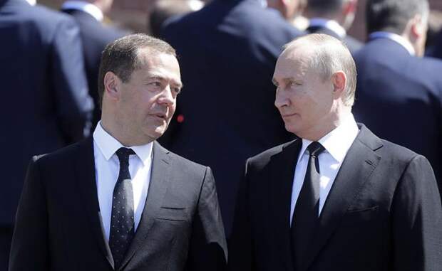 На фото: премьер-министр РФ Дмитрий Медведев и президент РФ Владимир Путин (слева направо)