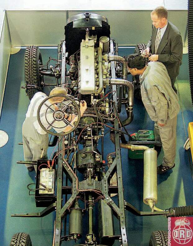 Автомобиль генерала Франко в процессе реставрации в MercedesBenz Classic Center.  Настройка работы двигателя. Видны современный аккумулятор и присоединенный к выпускной системе рукав для отвода отработавших газов. 