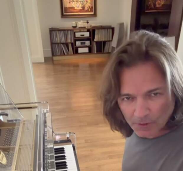 Певец Дмитрий Маликов сыграл музыку из мема "Филяй, филяй"