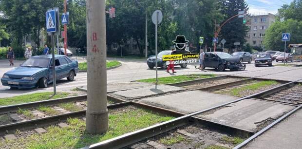 Жёсткое ДТП с двумя легковыми автомобилями произошло в Барнауле