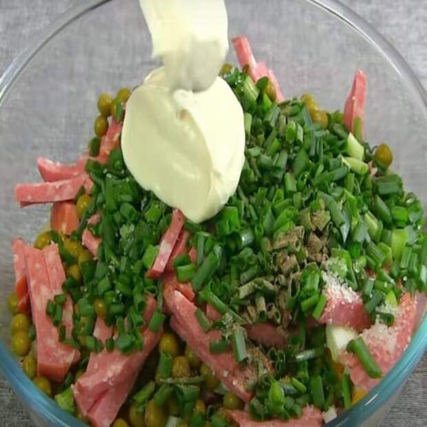 Забудьте про Оливье: рецепт летнего салата из простых продуктов, который станет звездой вашего стола