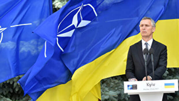 Генеральный секретарь НАТО Йенс Столтенберг выступает на пресс-конференции с президентом Украины в Киеве. Архивное фото