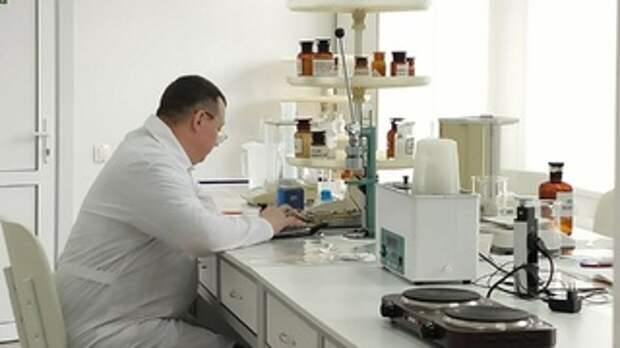 Фармацевт Александр Турчанинов за работой / Фото: Екатерина Гуляева / amic.ru