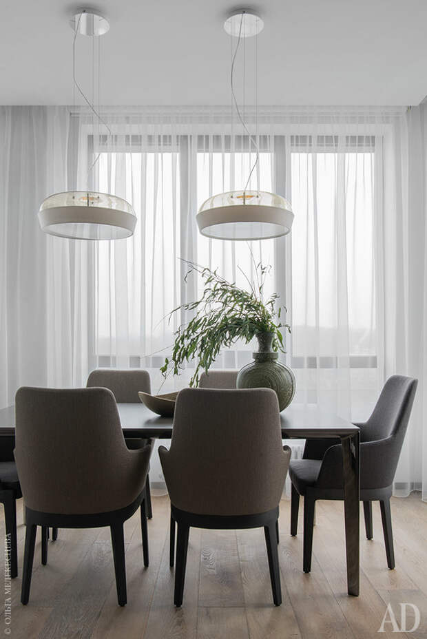 Вид на столовую группу. Обеденный стол и стулья модель Molteni. Подвесной светильник над столом, De Majo. Декор компании StandArt Interiors.