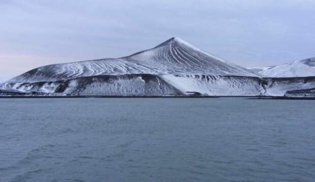 Под Антарктидой найдено много вулканов