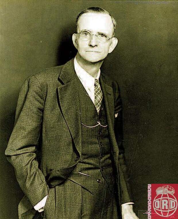 Собственно, Кларенс Спайсер. Гениальный инженер и основатель Dana Corp. (до 1946 года Spicer Universal Joint Manufacturing Company).