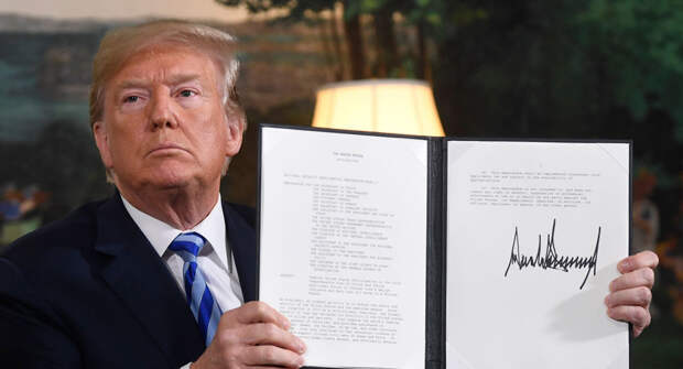 Президент США Дональд Трамп подписывает документ о восстановлении санкций против Ирана после объявления о выходе США из ядерной сделки с Ираном (8 мая 2018). Вашингтон, США Президент США Дональд Трамп подписывает документ о восстановлении санкций против Ирана после объявления о выходе США из ядерной сделки с Ираном (8 мая 2018). Вашингтон, США