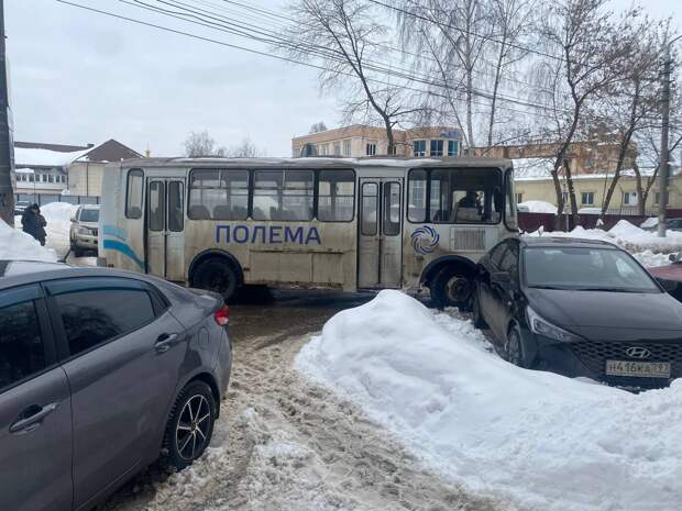 Автобус перекрыл улицу Сойфера в Туле после столкновения с легковушкой