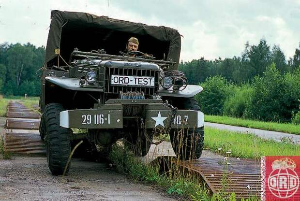 На переменных препятствиях нас прежде всего поразила сильно «играющая» рама. Фактически ее скручивание обеспечивало до четверти общей артикуляции подвески! 