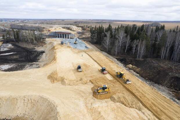 Тюменские строители работают над возведением путепровода на федеральной трассе