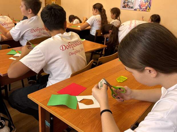 Школьникам из Симферопольского района рассказали о благотворительной акции "Тюльпан милосердия"