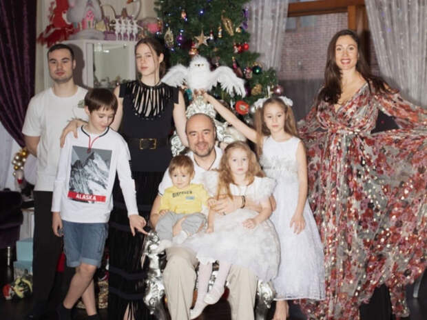 Семья Товстиков. У них шестеро детей, младшему из которых чуть больше года.