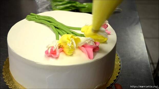 Как украсить торт тюльпанами (700x393, 149Kb)