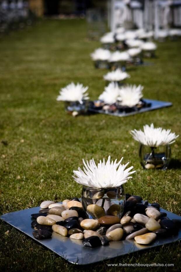 Chera-Kimiko-Wedding-Aisle-Runner-of-Square-Silver-Plates-with-River-Stones-and-Small-White-Spider-Mums-in-Votives-The-French-Bouquet-The-Golf-Club-of-Oklahoma-Zinke-Design-Chris-Humphrey-Photographer (466x700, 221Kb)