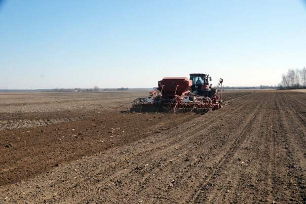 На полях Гиагинского района продолжается сев яровых культур