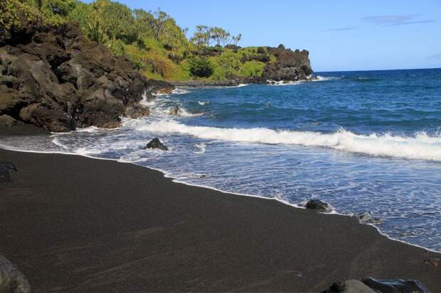 BlackSand13 15 невероятных пляжей с черным песком