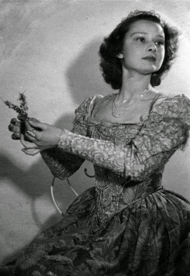 Невероятная Одри Хепбёрн. 30 детских и юношеских фотографий.