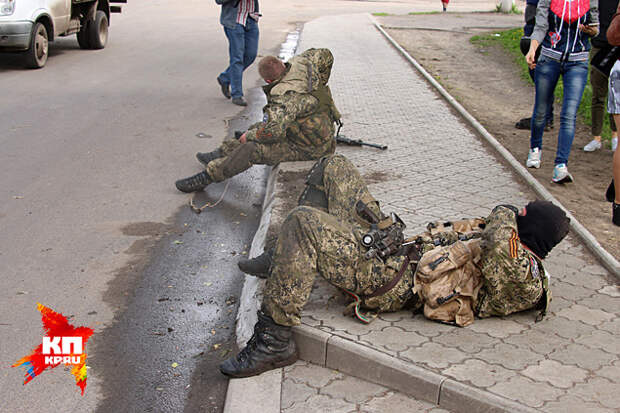 Бойцы самообороны Славянска, только вырвавшиеся из боя, валятся от усталости на тротуар