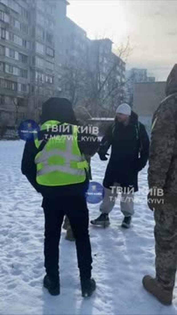 В Киеве сотрудник ТЦК пристегнул к себе мобилизованного мужчину и попал на видео