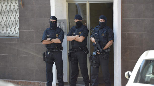 Полиция рассматривает нападение на полицейский участок в Каталонии как теракт