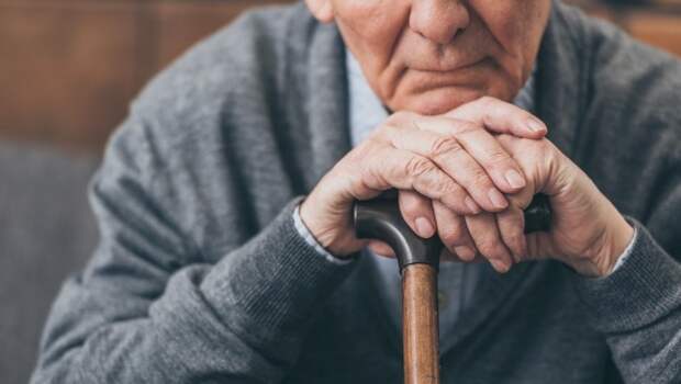 Американские ученые выяснили, почему пожилые люди двигаются медленнее
