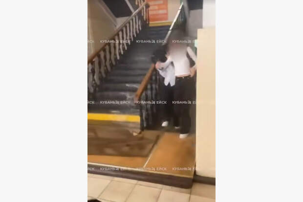 Потолок с водой обрушился на школьников в российском городе