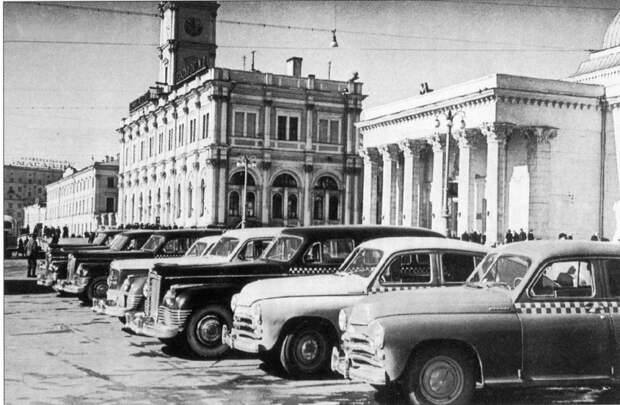 Фото 1950-х гг. Такси у Ленинградского вокзала москва, московское такси, ретро фото, такси
