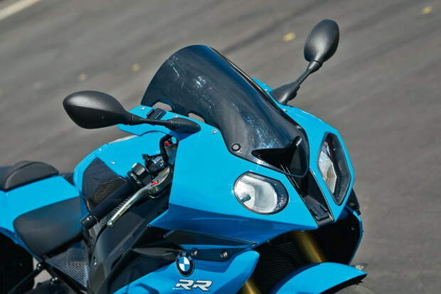 Новую версию BMW S1000RR при взгляде спереди можно различить только по новым дополнительным дефлекторам, разместившимся по бокам от фар.