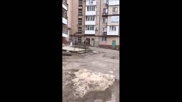 Жители Донецка собственноручно заделывают ямы во дворах