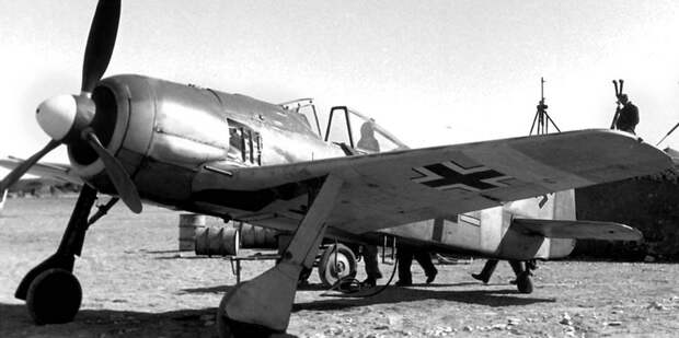 Истребитель Fw 190A-4 W.Nr. 0145 681 «Белая 1» командира эскадрильи 4./JG 2 обер-лейтенанта Курт Бюлигена. Кайруан, январь-февраль 1943 года - Рекорды Эриха Рудорффера: от Туниса до Прибалтики | Военно-исторический портал Warspot.ru