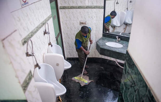 Отпуск пройдет за мытьем унитазов: как в Малайзии начали наказывать туристов?