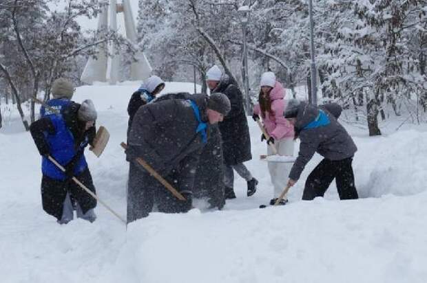 Акцию "Снежный десант" провели волонтёры Котовска в парке Воинской Славы