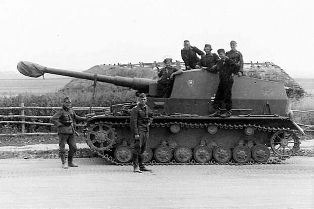 Экипаж немецкой 105 мм САУ Pz.Sfl.IVa «Толстый Макс» 521-го батальона истребителей танков Великая Отечественная Война, СССР, военная техника, германия