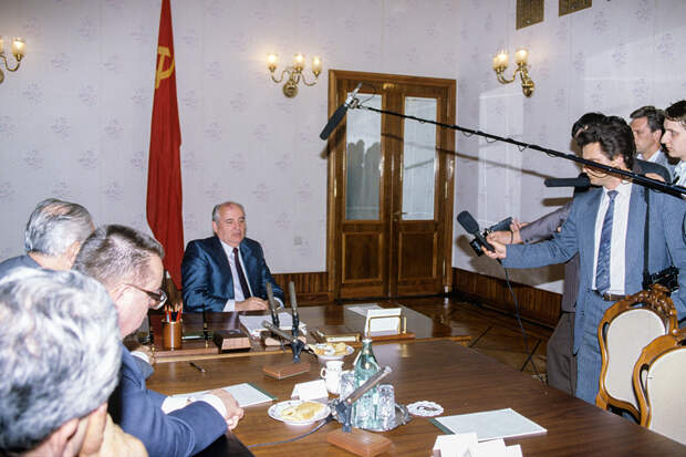 Президент СССР Михаил Горбачев отвечает на вопросы журналистов о завершении работы над проектом Союзного договора в Ново-Огарево, 20 октября 1991 года 