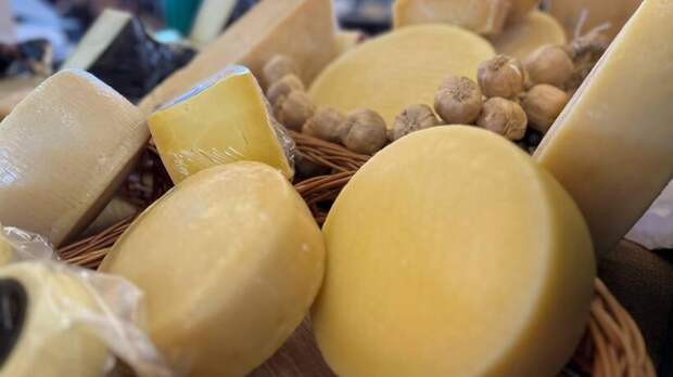 Потенциально опасные сыр и масло выявили в продаже в Подмосковье