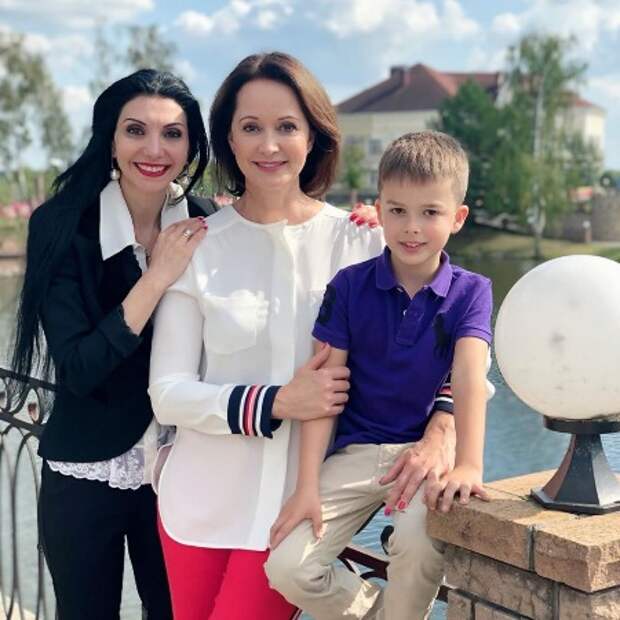 Ольга Кабо с сыном Виктором и директором школы Гаяне Георгиевной