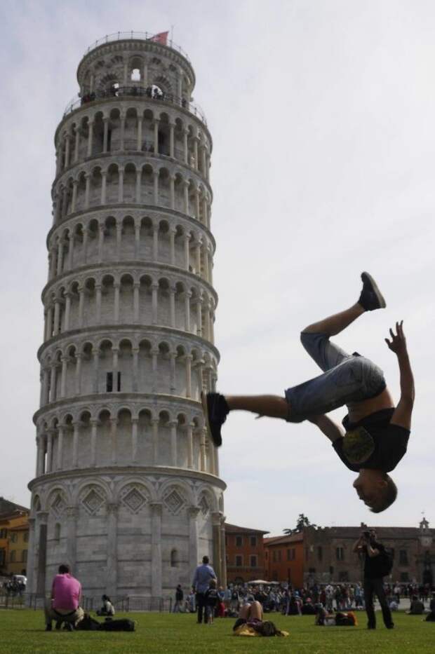 Фото с Пизанской башней: каждый старается, как может!