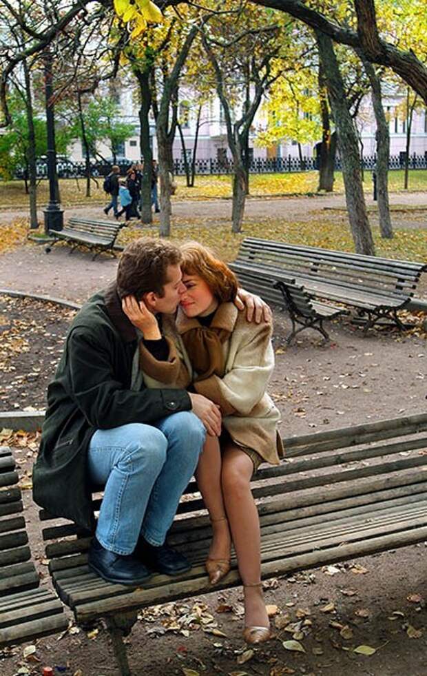 Девушка целуется с бомжами. Поцелуй на лавочке. Пара на скамейке. Влюбленные на скамейке. Поцелуй на скамейке.