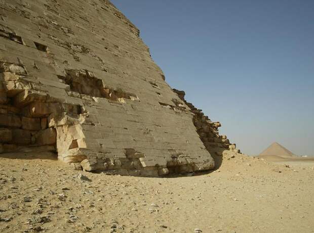 Малоизвестная «ломаная» египетская пирамида в Дахшуре