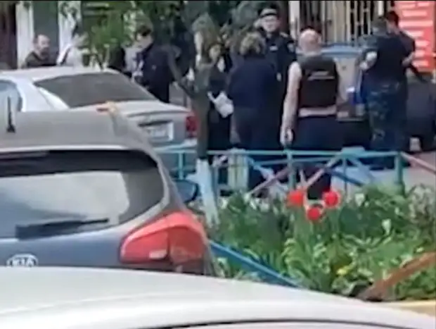 В Ростове должник напал с ножом на судебного пристава, когда его пришли выселять из квартиры