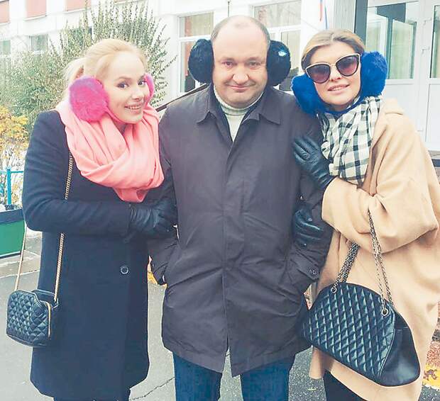 Со своей киносемьей Сергей Ершов вместе на площадке уже шесть лет. В «Реальных пацанах» он — глава семьи Обориных Со своей киносемьей Сергей Ершов вместе на площадке уже шесть лет. В «Реальных пацанах» он — глава семьи Обориных