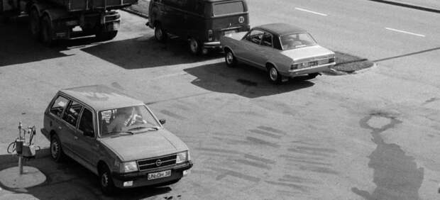 На этом фото помимо вездесущего VW Transporter T2 мы видим Vauxhall Viva и гостя из ФРГ на совсем свеженьком в тот год Opel Kadett Karavan. авто, автомобили, олдтаймер, ретро авто, ретро фото, старые автомомбили, финляндия